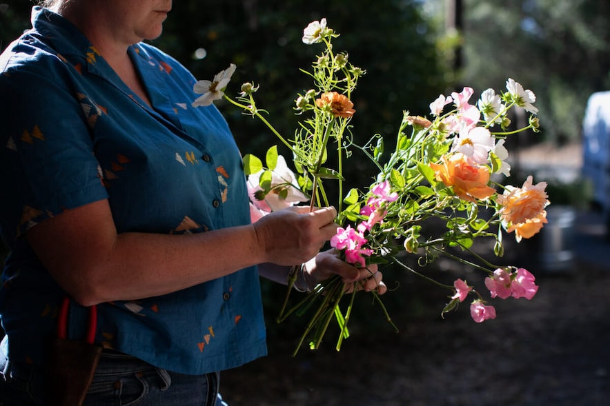 Lennie Larkin arranging flowers at her B-Side Farms in Petaluma—Photo by Eileen Roche 