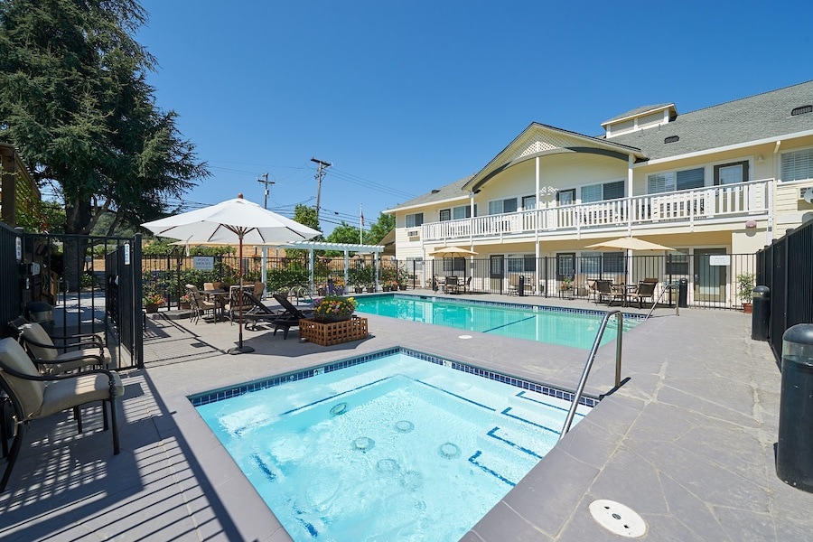 Swimming pool and hot tub at Geyserville Inn