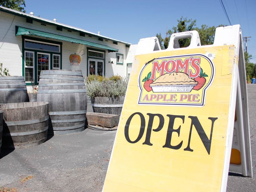 A sign welcomes visitors to Mom's Apple Pie in Sonoma County