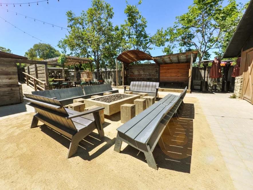 outdoor patio at hopmonk