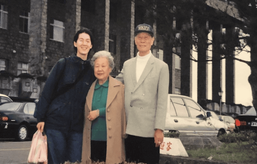 Leslie Wiser with her Chinese-Taiwanese grandparents 