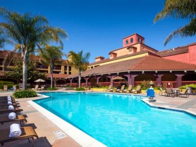 accommodations_doubletree_by_hilton_exterior_pool_sonoma_county_700x525 (1)