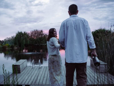 couple enjoying sparkling wine by the pond at bricoleur vineyards in sonoma county