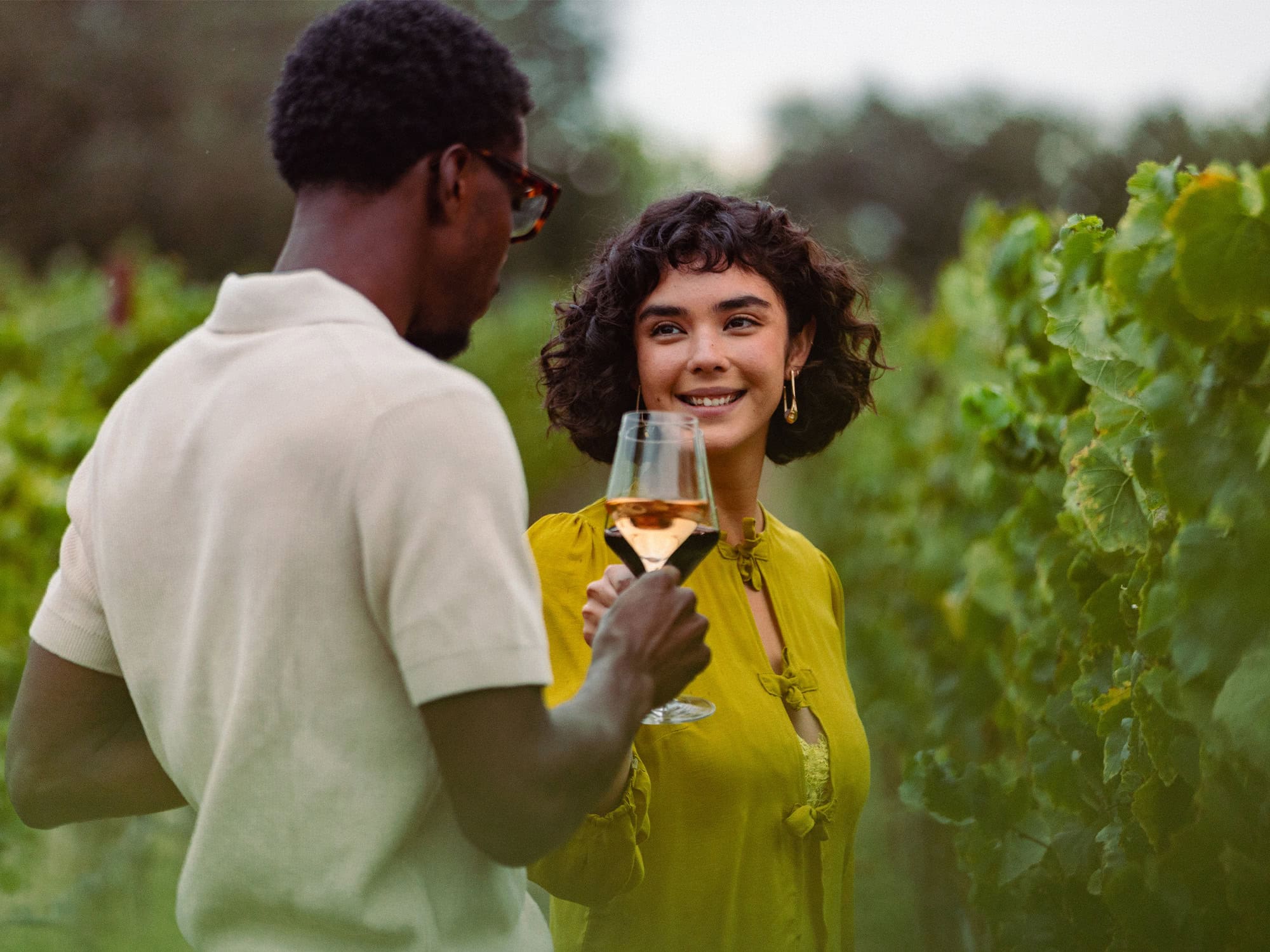 vistors wine tasting in the vineyards at bricoleur vineyards in sonoma county